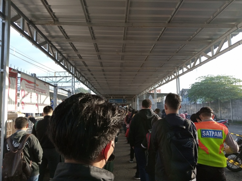 Mentari Pagi Temani Penumpang Pejuang Keluarga Antre Masuk Stasiun Bojong Gede