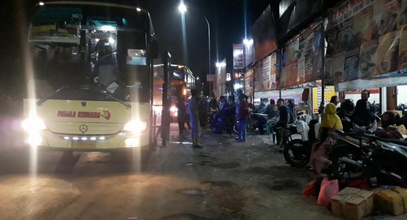 Bus-Bus Antarkota Banjir Penumpang Mudik Lebaran dari Bekasi