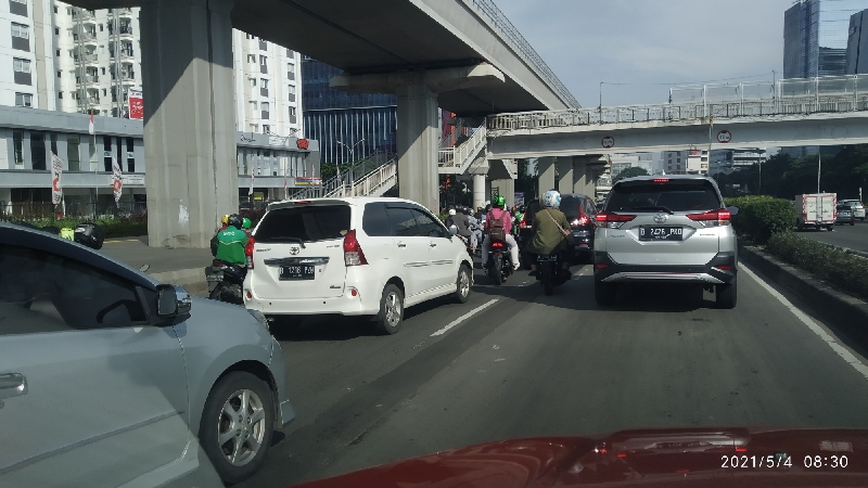 Kendaraan Roda Dua Berzig-zag Ria di antara Kemacetan Jakarta