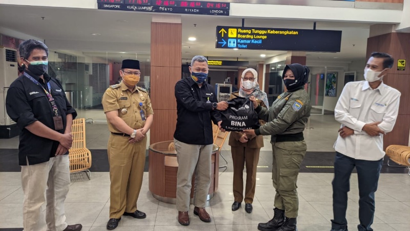 Bandara Husein Tebar 1.000 Paket Sembako kepada Warga di 7 Kelurahan