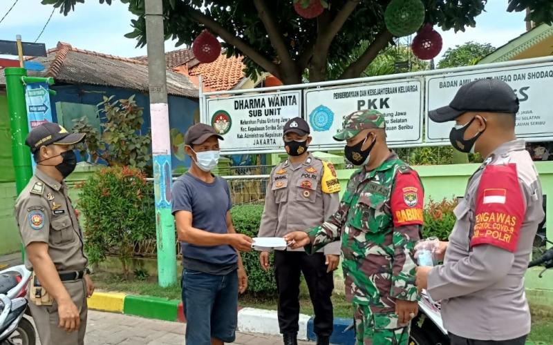 2.100 Masker Medis Dibagikan Polres Kep Seribu Ke 8 Warga Pulau Pemukiman