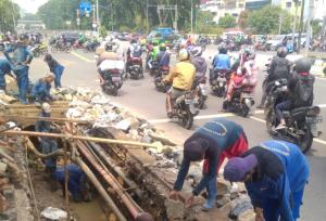 Petugas SDA Sawah Besar Normalisasi Saluran di Jalan Gunung Sahari Raya