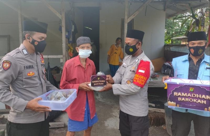 Bagikan Takjil Buka Puasa, Polres Kep Seribu & Jajaran Terus Berbagi Sesama