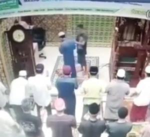 Video Viral, Imam Masjid Mendadak Dipukul Orang Tak Dikenal Saat Pimpin Salat di Pekanbaru Riau