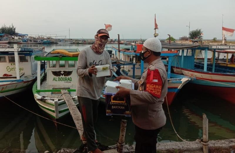 80 Nelayan di Kepulauan Seribu dapat Takjil Buka Puasa Gratis dari Polres Kep Seribu