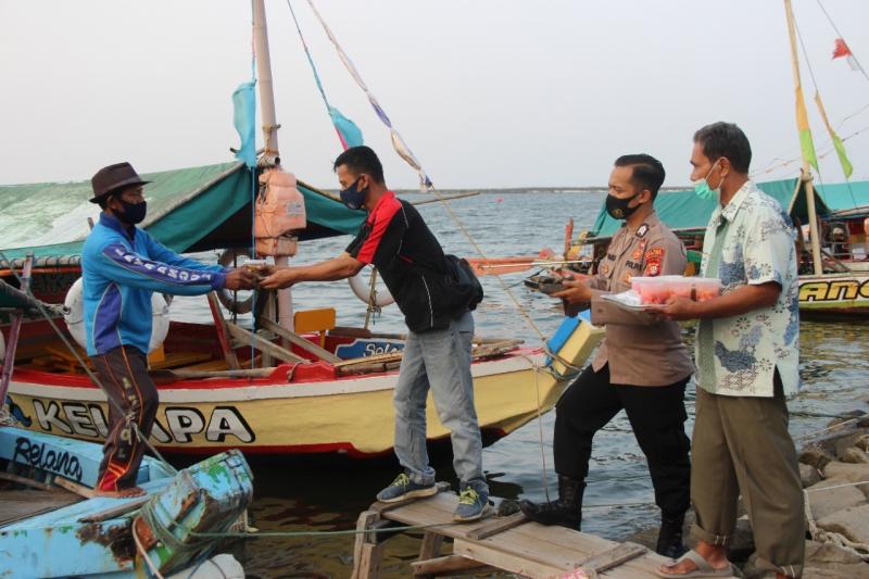 Ramadhan Barokah, Polres Kep Seribu & Jajaran Serentak Bagikan Takjil Buka Puasa Ke Warga Pulau