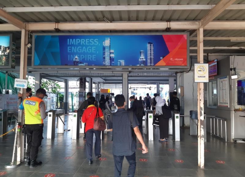 Jelang Idul Fitri, Tetap Burburu KRL di Stasiun Bekasi Senin Pagi