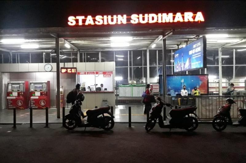 Malam Takbiran, Stasiun Sudimara Riuh Penumpang KRL