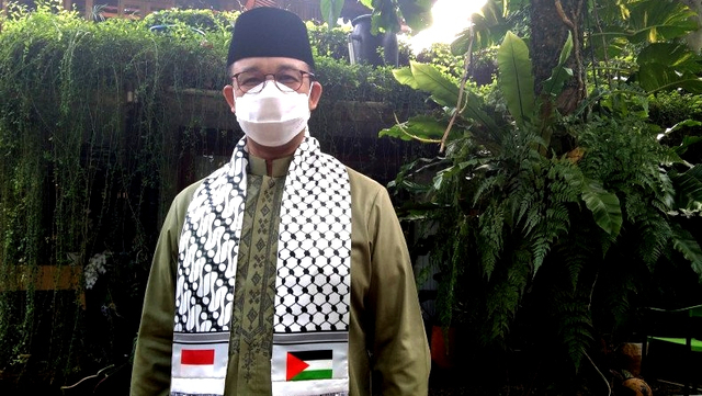 Gubernur Anies Pakai Sorban Berbendera Palestina saat Salat Id di Rumah