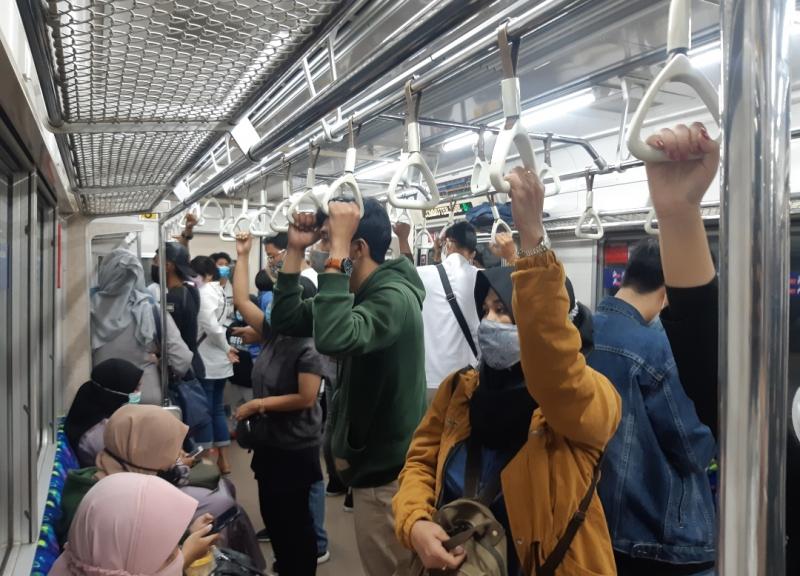KRL Penuh Penumpang dari Stasiun Kranji ke Manggarai