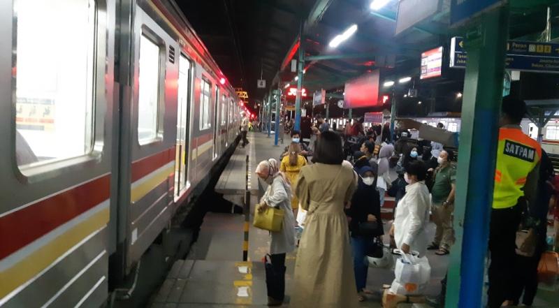 Jelang Keberangkatan KRL Terakhir, Stasiun Manggarai Ramai