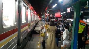Jelang Keberangkatan KRL Terakhir, Stasiun Manggarai Ramai