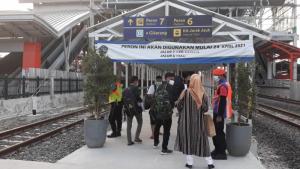 Stasiun Bekasi Ramai Penumpang KRL dan Kereta Api Jarak Jauh