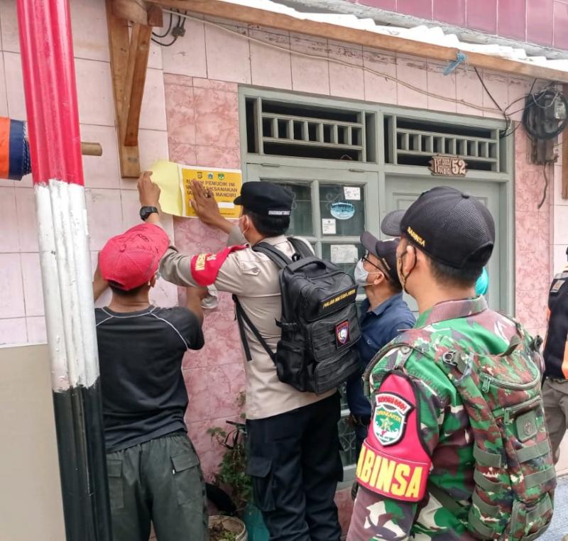 Petugas Gabungan Kelurahan Kebon Melati Tempelkan Stiker Isolasi Mandiri ke Rumah Warga Pemudik yang Kembali ke Jakarta