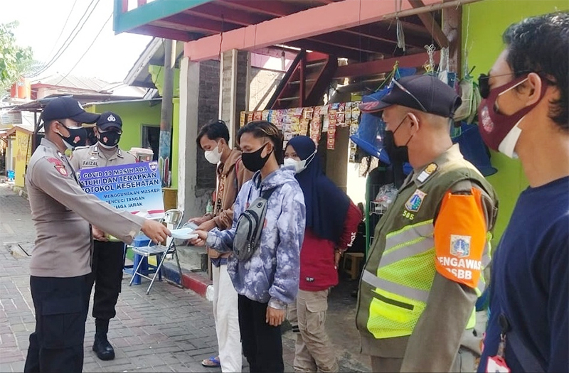 Senin Pagi, Bagikan 1.900 Masker Medis Gratis, Polres Kep Seribu Ajak Warga Patuhi ProKes