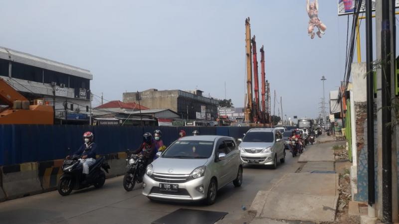 Di Proyek Underpass Bulak Kapal Ramai Dilintasi Pemudik Masuk Jakarta