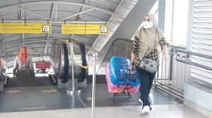 Ibu-Ibu dengan Barang Belanjaan Susah Payah Menuju KRL di Stasiun Tanah Abang
