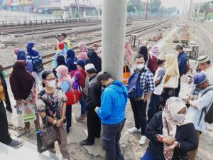 Di Stasiun Tambun, Penumpang Panas-Panasan Tunggu KRL
