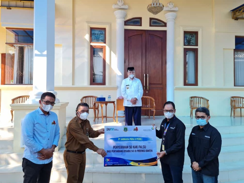 Angkasa Pura II Serahkan Bantuan Ambulans Tangguh VIP Rescue 4x4 di Banten