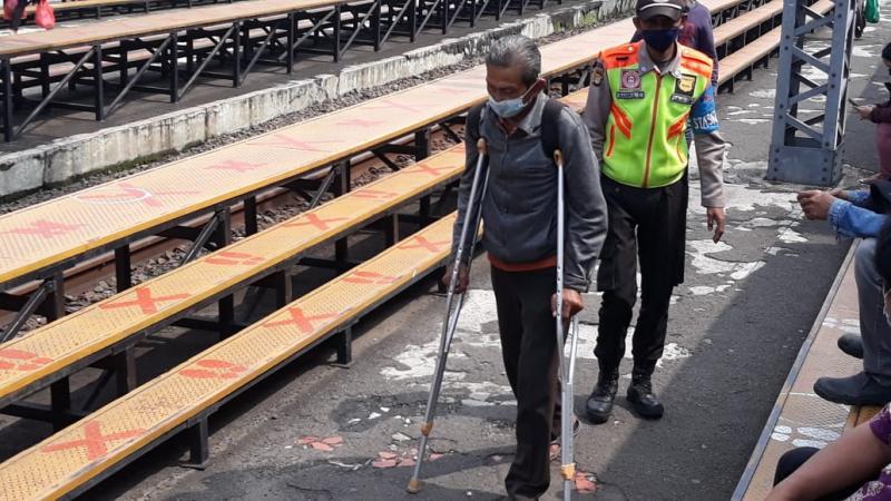 Pria Tua dengan 2 Tongkat Susah Payah Berjalan di Tengah Penumpang Berlarian hendak Naik KRL di Stasiun Manggarai