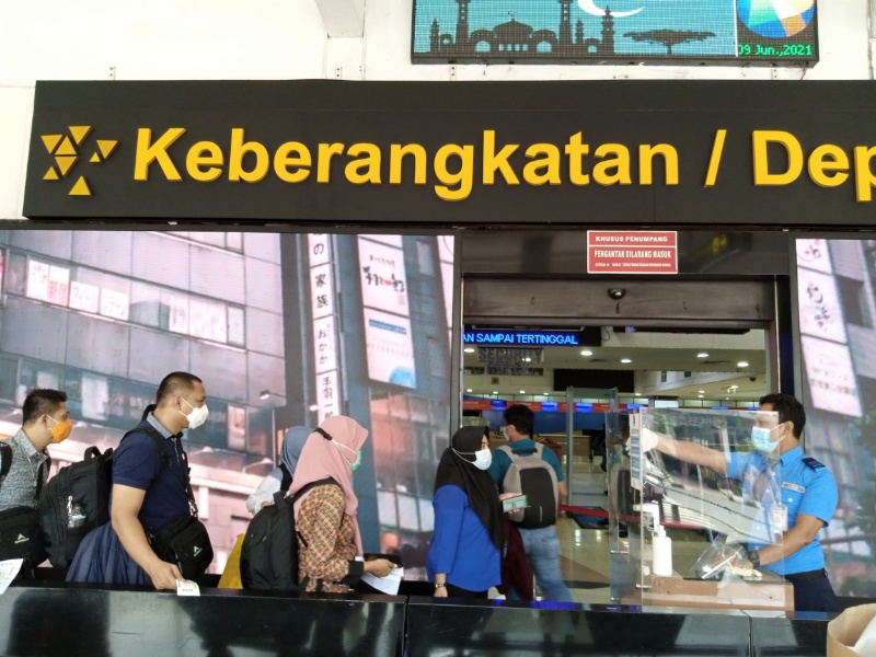 Tiba di Bandara Halim, Penumpang Pesawat Jangan Lupa Validasi Hasil Tes Covid-19