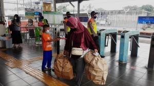 Emak-Emak Bawa Banyak Barang Turun dari KRL di Stasiun Sudimara