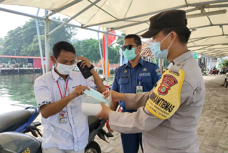 2.100 Masker Medis Gratis Dibagikan Polres Kepulauan Seribu kepada Warga