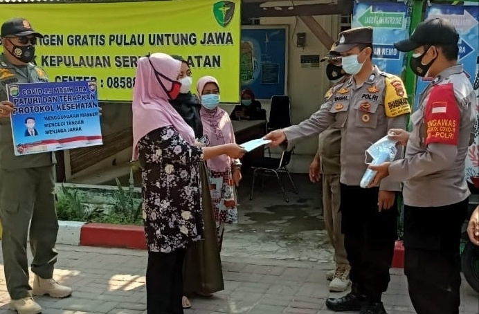 Terus Cegah Penyebaran Covid-19, Polres Kepulauan Seribu Bagikan 2.300 Masker Medis