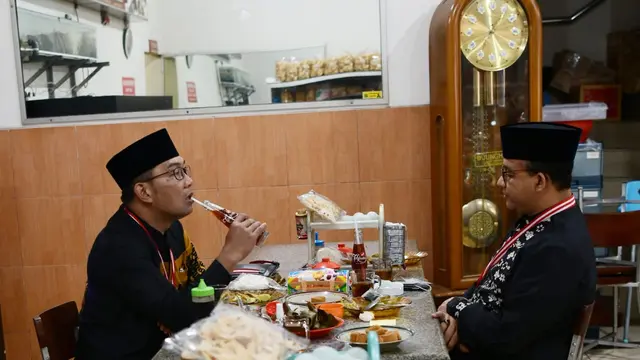 Anies Baswedan dan Ridwan Kamil Santap Tahu Sumedang hingga Teh Kemasan di Warung Makan Sunda