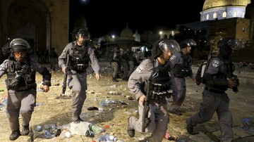 Polisi Israel Serang Warga Palestina yang Sedang Salat