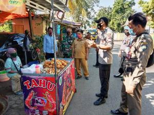 Petugas Gabungan Kecamatan Arahan Indramayu Menutup dan Membubarkan Pasar Tumpah 