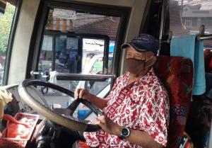 Usia 70 Tahun, Kakek ini masih Ngegas Bus Bekasi-Tasikmalaya