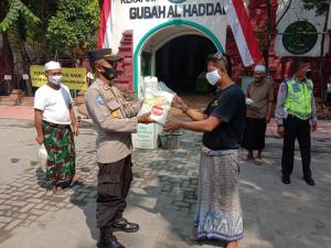 Pembagian Sembako oleh Polsek Kawasan Kali Baru kepada Penjaga Makam Mbah Priok di Masa PPKM Level IV