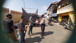 Belasan Pedagang dan Buruh Panggul yang Terdampak PPKM, Hari ini dapat Bansos dari Polsek Kawasan Kali Baru.