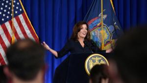Terjerat Skandal Andrew Cuomo Mundur, Kathy Hochul Akan Jadi Gubernur Wanita Pertama di New York AS