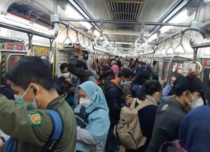 KRL JakartaKota arah Stasiun Cikarang Padat Penumpang, Tak ada Jaga Jarak