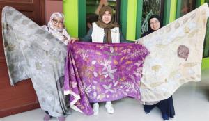 Cakep! Puluhan Emak-Emak Ikuti Pelatihan Membatik Ecoprint Lazismu Kota Bekasi