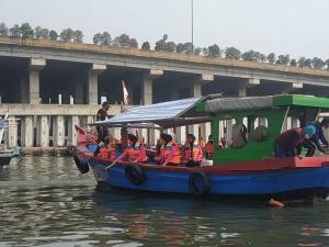 Bhayangkari dan Polwan Polres Pelabuhan Tanjung Priok Gelar Bersih-Bersih Laut dan Bagikan Sembako