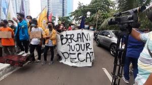Massa BEM SI Mulai Berhadapan dengan Aparat, Dihadang ke Gedung KPK