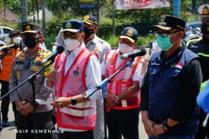 Tinjau Simpang Gadog Puncak, Menhub: Penerapan Ganjil-Genap Sudah Tepat  