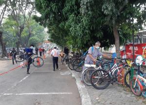 Pesepeda di Stasiun Bekasi Minta Jalur Khusus Sepeda