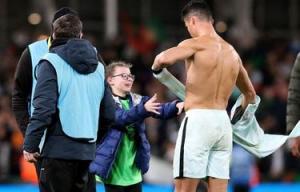 Ronaldo Wujudkan Mimpi Fans Cilik yang Nekat Masuk Lapangan, Dapat Pelukan dan Jersey