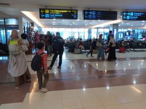 Hore, Bandara Minangkabau Ramai Penumpang, Ada Anak Kecil juga yang Mau Naik Pesawat  