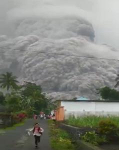 Jerit Histeris Warga Sekitar Gunung Semeru