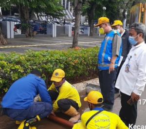 Petugas Gabungan Kuras Tali-tali Air di Sepanjang Jalan Sudirman