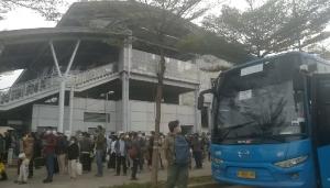 KRL Padat, Penumpang Serbu 3 Bus Gratis BPTJ di Stasiun Cikarang  