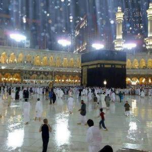 Ribuan Pekerja Dikerahkan untuk Keringkan Masjidil Haram usai Diguyur Hujan