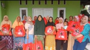HUT ke-49, PAC PDIP Tambelang Bagikan Beras untuk Masyarakat