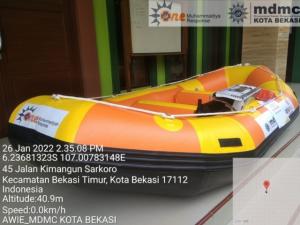 Lazismu Kota Bekasi Serahkan Bantuan Perahu Karet ke Muhammadiyah Disaster Management Center 