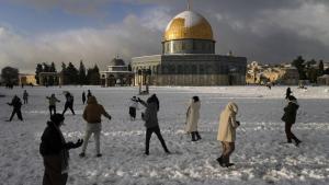 Kejadian Langka, Potret Masjid Al-Aqsa Palestina Diselimuti Salju  